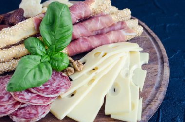 Ahşap tahta Akdeniz meze, tapas ya da meze dolu. Çeşitli İtalyan tarzı ziyafet Mama seti. Parti ya da piknik zamanında lezzetli Aperatif. Et ve peynir ile Doğrama tahtası.