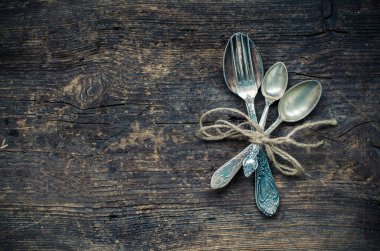 Şükran günü sonbahar ayar çatal bıçak takımı ahşap zemin üzerine yerleştirin. Şükran günü Tablo ayarı çatal bıçak takımı sonbahar arka plan üzerinde. Şükran tatil arka plan kavramı. Uzay kopyalayın. Üstten Görünüm.