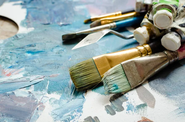 Sanatçı Boya Fırçaları Ahşap Palet Üzerine Yağlı Boya Boruları Doku — Stok fotoğraf