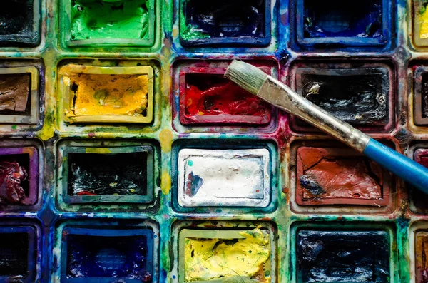 画家油漆刷和水彩 Paintbox 创造性休闲的工具和手段 创意背景 绘画艺术的概念 绘画的嗜好 回到学校 顶部视图 复制空间 — 图库照片