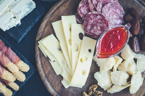 Akdeniz mezeleri, tapas ya da antipasto dolu bir masa. Çeşitli İtalyan yemek takımları. Partide ya da piknikte lezzetli atıştırmalıklar. Et ve peynirli kıyma tahtası. İtalyan usulü ziyafet. Üst görünüm.