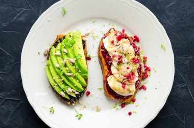 Tatlı patates kahvaltı veya aperatif için sağlıklı sandviç. Bir ahududu chia reçel, fıstık ezmesi ve banana superfoods ile avokado ve diğer kızartır. Vejetaryen yiyecekler. Temiz yemek. Üstten görünüm.