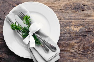 Noel yemeği eski rustik zemin üzerine Festival yer ayarı. İskandinav tarzı ahşap masa üzerinde doğal süslemeleri ile Noel tablo ayarı. Tatil dekorasyon. Üstten görünüm. Kopya alanı.