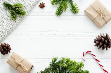 Noel düz lay çerçeve köknar ağacı dalları, hediyeler ve süslemeleri ile metin için yer beyaz arka plan üzerinde. Mutlu Noeller ve mutlu yeni yıl. Xmas kavramı. Üstten görünüm. Kopya alanı.