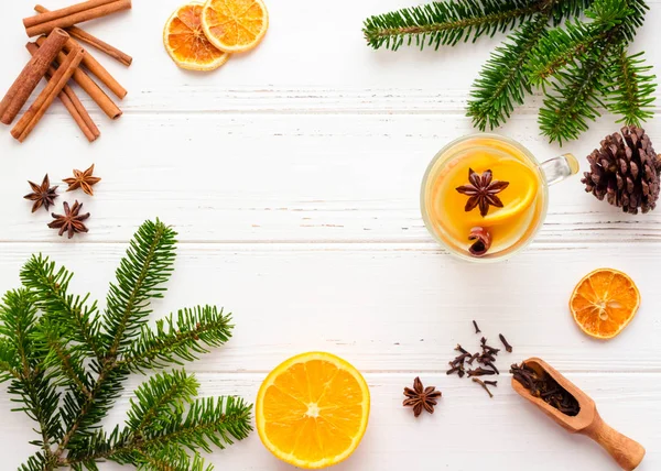 Vino Caliente Con Especias Blancas Vaso Con Palitos Naranja Canela — Foto de Stock