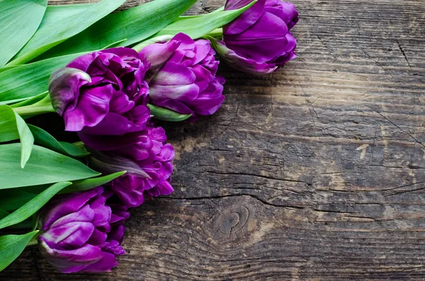 Tulipanes Ultravioleta Púrpura Sobre Viejo Fondo Rústico Madera San Valentín — Foto de Stock