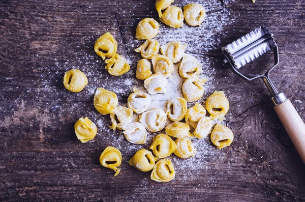 Taze Yapımı Ham Flouring Tortellini Ahşap Vintage Kesme Tahtası Üzerinde — Stok fotoğraf