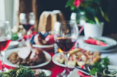 Bayram yemeği için yemek masasının bulanık arkaplanı. Noel 'de ya da yeni yıl kutlamalarında ailecek olacağız. Boşluğu kopyala.