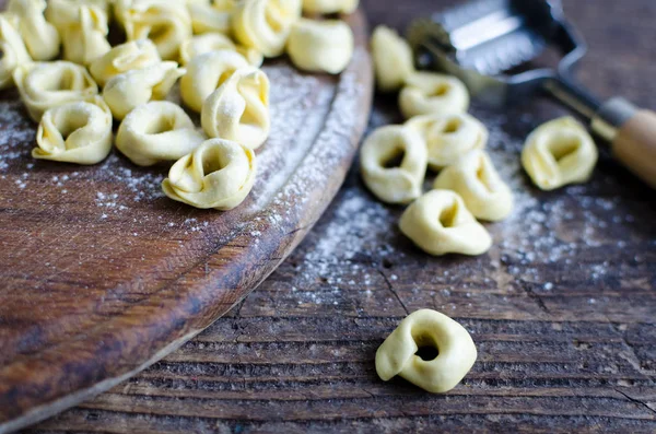 Tortellini Rellenos Carne Cruda Casera Recién Preparada Listos Para Cocinar —  Fotos de Stock