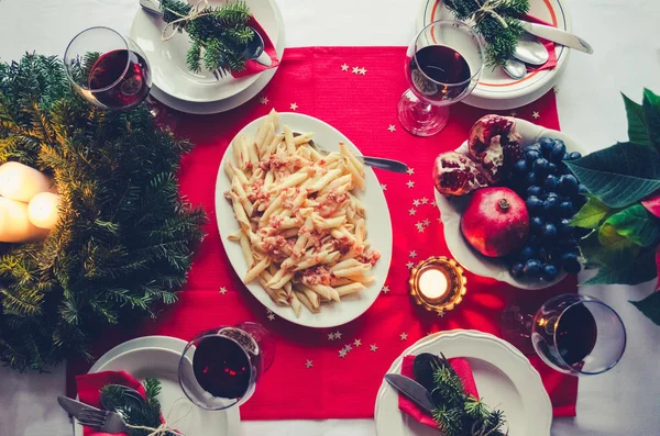 Χριστουγεννιάτικη Γιορτή Τραπέζι Ζυμαρικά Και Φρούτα Εορταστική Θέση Σκηνικό Για — Φωτογραφία Αρχείου