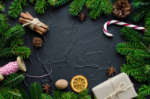 Marco Navidad Ramas Abeto Decoraciones Naturales Bastones Caramelo Sobre Fondo — Foto de Stock