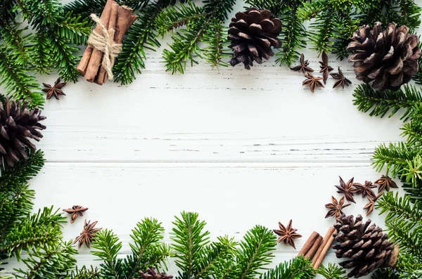 Marco Navideño Ramas Abeto Decoraciones Naturales Sobre Fondo Blanco Con — Foto de Stock