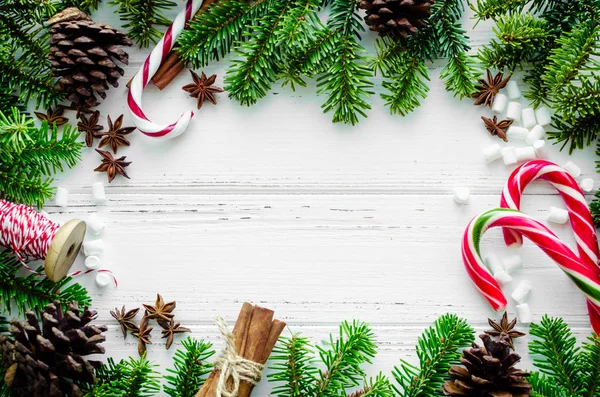 Marco Navidad Ramas Abeto Decoraciones Naturales Bastones Caramelo Sobre Fondo — Foto de Stock