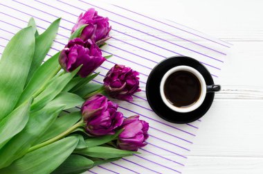 Sabah kahve ve buket bahar beyaz ahşap arka plan üzerinde çiçekler. Üstten görünüm. Sabah tebrik kartı. Tatil, modern yaşam kavramı romantizm. Yakın çekim.