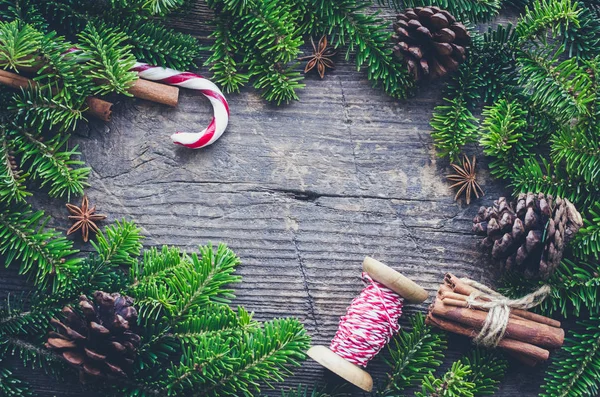 Marco Navidad Ramas Abeto Decoraciones Sobre Fondo Madera Vieja Con — Foto de Stock