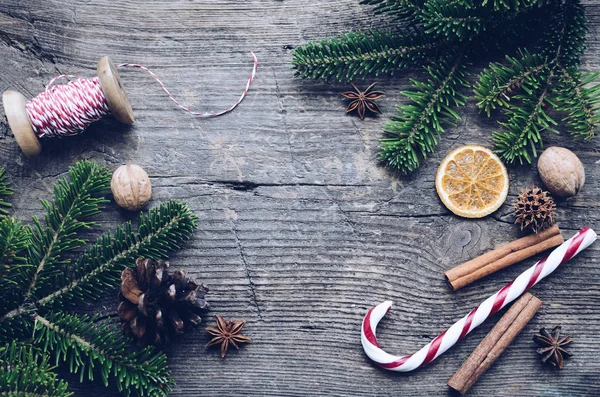 Marco Navidad Ramas Abeto Decoraciones Sobre Fondo Madera Vieja Con — Foto de Stock