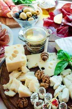 Tablo Akdeniz meze, tapas ya da meze dolu. Çeşitli İtalyan gıda ayarlayın. Parti ya da piknik zamanında lezzetli aperatif. Doğrama tahtası et ve peynir ile. İtalyan tarzı Ziyafet.
