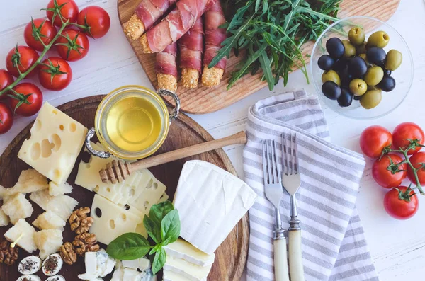 Asztal Tele Mediterrán Előételekkel Tapas Vagy Antipasto Válogatott Olasz Ételkészlet — Stock Fotó