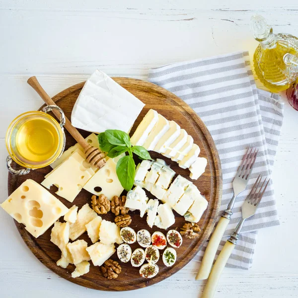 Cheese Platter Parmesan Cheddar Gouda Gorgonzola Brie Other Walnuts Olive — Stock Photo, Image