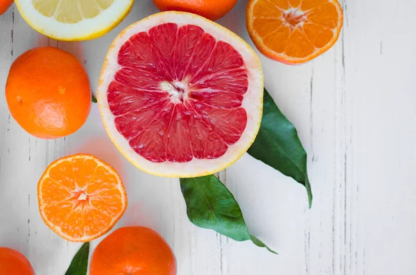 Fundo Cítrico Misto Frutas Cítricas Frescas Sortidas Com Folhas Mesa — Fotografia de Stock