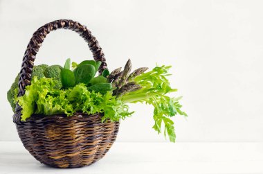 Taze Bahçe bir sağlıklı beslenme kavramı üretmek gibi organik olarak yetiştirilen sağlık bir sembolü olarak yeşil sebze gıda arka plan çeşitli. Çiğ yeşillik sepetle. Detoks, yeme temiz. Kopya alanı.