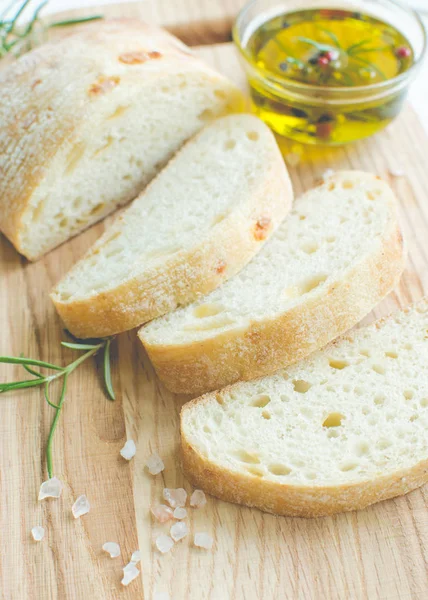 Frisch Gebackenes Ciabatta Brot Auf Einem Holzschneidebrett Auf Einem Weißen — Stockfoto