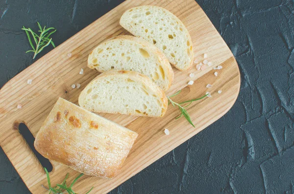 Pane Ciabatta Appena Sfornato Tagliere Legno Con Rosmarino Sale Tavolo — Foto Stock