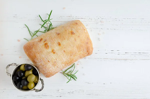 Frisch Gebackener Laib Traditionelles Italienisches Brot Ciabatta Auf Einem Weißen — Stockfoto