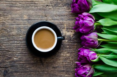 Sabah kahve ve bahar buket rustik ahşap arka plan üzerinde çiçekler. Üstten görünüm. Sabah tebrik kartı. Tatil, modern yaşam kavramı romantizm. Kopya alanı.