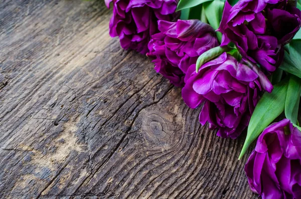 Tulipanes Ultravioleta Púrpura Sobre Viejo Fondo Rústico Madera San Valentín — Foto de Stock