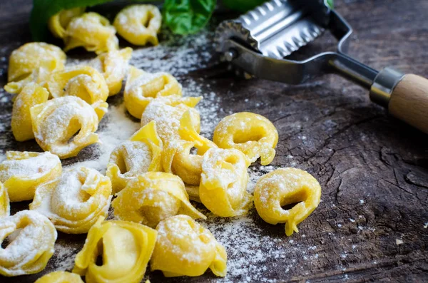 Čerstvě Připravené Domácí Syrové Flouring Tortellini Připravena Vařit Vinobraní Krájecí — Stock fotografie