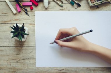 Yaratıcı sanatçı çalışma alanı düz yatıyordu mockup. Üstten görünüm tablo boş yaprak kağıt ve kalem çizimi veya yazı başlamak için hazır sanatçıyla el ile. Sanat, atölye, kavram resim. Kopya alanı.