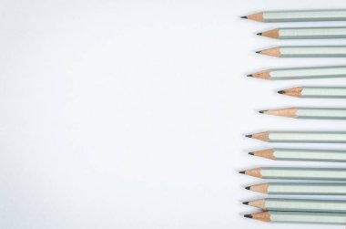 Boş beyaz kağıt üzerinde ahşap gümüş kalemler. Üstten görünüm tarafından kopya alanı ile minimalist şablonunu kapatın makroyu oluşturan.