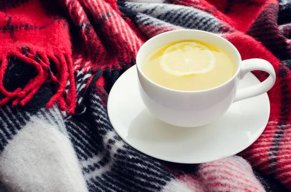 Xícara Chá Com Limão Cobertor Quente Vermelho Bebida Quente Para — Fotografia de Stock