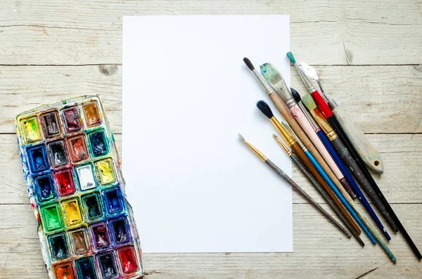 Pennelli Artistici Paintbox Acquerello Sfondo Legno Con Foglio Carta Vuoto — Foto Stock