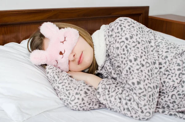 Красивая Молодая Женщина Милой Маске Сна Тёплой Пижаме Лежащей Постели — стоковое фото