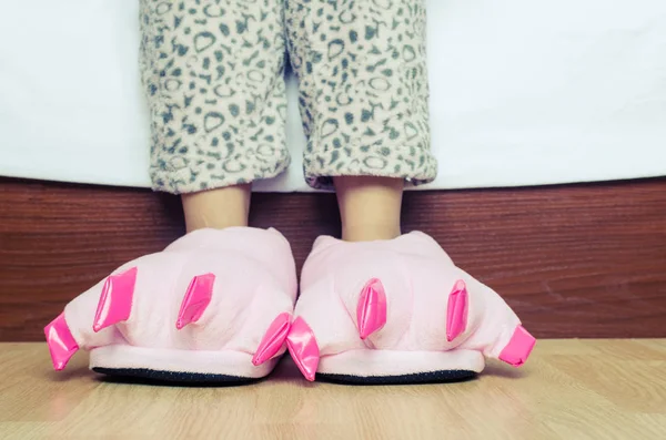 Женские Ноги Теплой Пижаме Милые Розовые Тапочки Ног Монстра Большими — стоковое фото