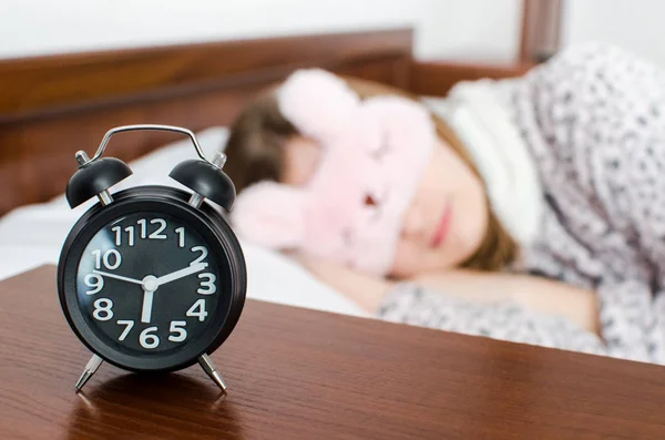 Menina Jovem Máscara Sono Bonito Pijama Quente Dormir Com Despertador — Fotografia de Stock