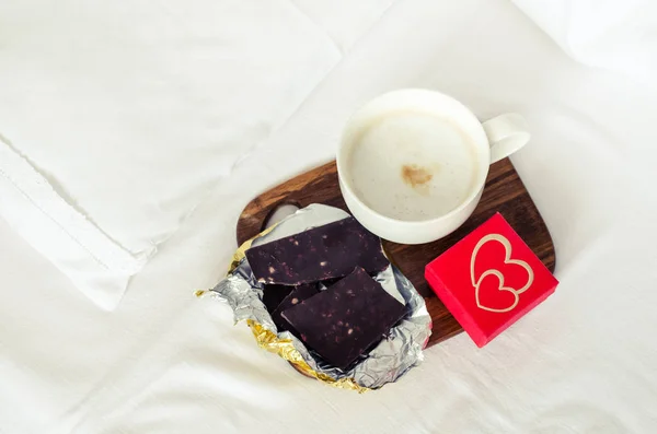 Romantisk Frukost Sängen Kaffe Mörk Choklad Och Små Presenterar Vita — Stockfoto