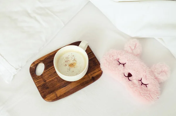 Kopje Koffie Met Schattige Roze Slaap Masker Gezellige Luie Zondag — Stockfoto