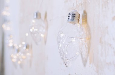 Dekorasyon ışık arka plan doku. Açık parti ampul dekor. Noel ışıkları beton duvar. Xmas parlayan garland.