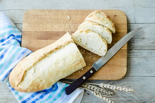 Frisches Scheibenbrot Und Schneidmesser Auf Holzbrett Auf Dem Ländlichen Küchentisch — Stockfoto