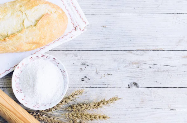 Brot Mit Weizenähren Und Mehlschale Auf Hölzernem Hintergrund Rustikaler Vintage — Stockfoto