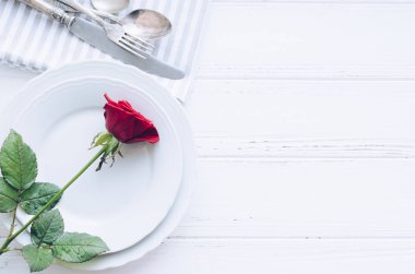 Sevgililer günü romantik tabble ayarıyla kırmızı gül, tabak, çatal bıçak takımı beyaz arka plan üzerinde. Boş levha. Mockup tasarım düzeni metniniz için. Aşk Sevgililer kavramı. Uzay kopyalayın. Üstten görünüm. Düz yatıyordu.