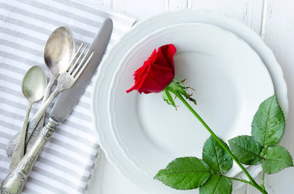 Valentinstag Romantische Tischdekoration Mit Roter Rose Tellern Besteck Auf Weißem — Stockfoto
