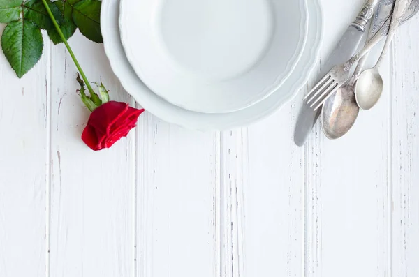 Valentine Day Romantic Tabble Setting Red Rose Plates Cutlery White — Stock Photo, Image