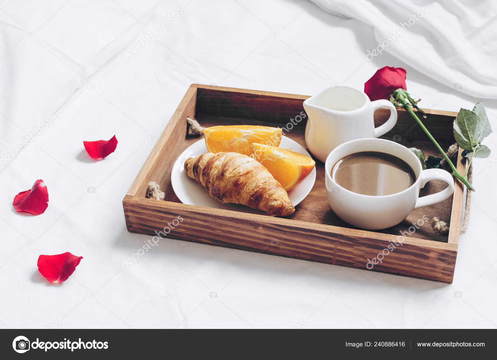 Romantique Petit Déjeuner Saint Valentin Lit Plateau Avec Croissant Frais  image libre de droit par NelliSyr © #240886416