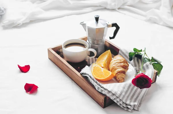 Valentijnsdag Romantisch Ontbijt Bed Lade Met Verse Croissants Kopje Koffie — Stockfoto
