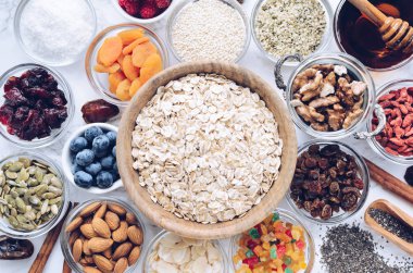 Ev yapımı granola için Malzemeler: yulaf, chia, kenevir ve kabak çekirdeği, kızılcık ve badem, hindistan cevizi ve agav nektar, goji çilek ve taze yaban mersini. Superfood. Üst te. Düz yatıyordu.