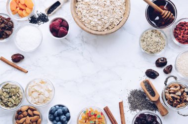 Ev yapımı granola için Malzemeler: yulaf, kenevir ve kabak çekirdeği, kızılcık ve badem, ceviz, hindistan cevizi ve agav nektar, goji ve taze yaban mersini. Superfood. Üst te. Düz yatıyordu. Kopyalama alanı.